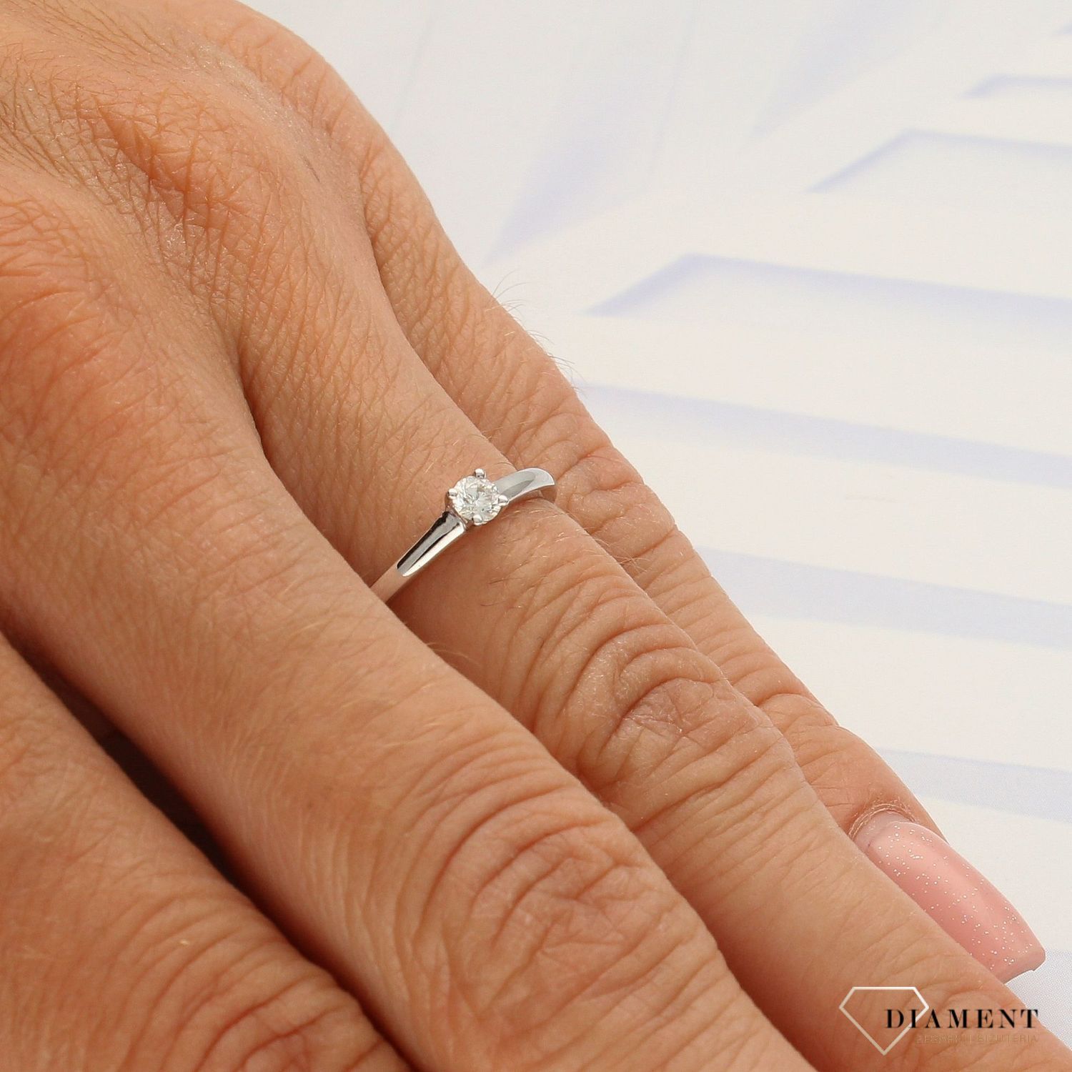 Pierścionek złoty DIAMENT 585, białe złoto, diamenty z diamentami 0660027109 HSI  wykonany ze złota próby 585. Pierścionek z diamentem wielkości 0,09 ct, czystości SI oraz barwie H.  Waga 1,06 gram..jpg